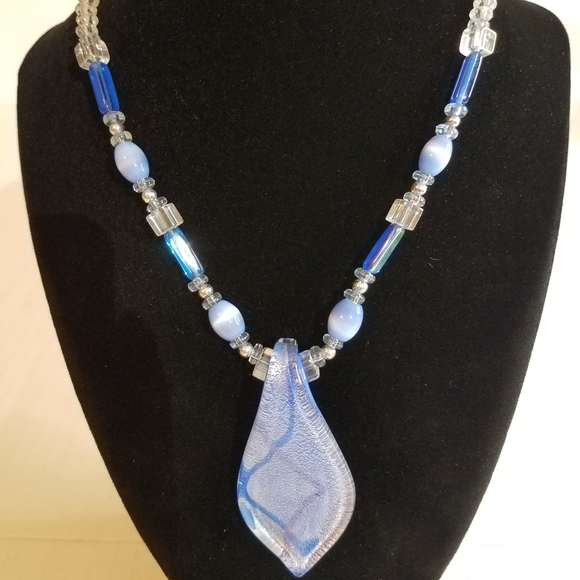 Jewelry - Blue glass pendant necklace j392